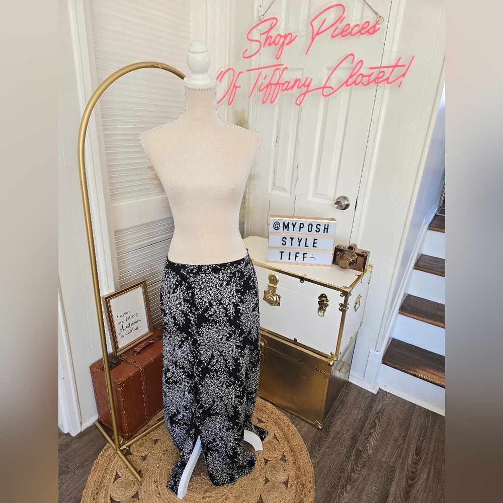 BEAUTIFUL BLACK FOREVER 21 MAXI SKIRT WITH WHITE FLORAL PATTERN 🖤🤍